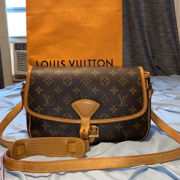 🔥Authentic 🔥Louis Vuitton Solange crossbody - Picture 2 of 11